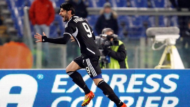 Vincenzo Iaquinta yang turut mengantarkan timnas Italia menjadi juara pada Piala Dunia 2006 dipenjara karena kepemilikan senjata api.