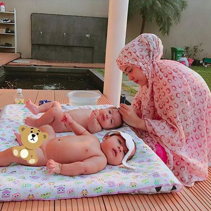 <p>Si kembar lagi dicukur rambutnya sama Bunda Jasmine. Mereka anteng banget ya. Anak pintar! (Foto: Instagram: @apriljasmine85)</p>