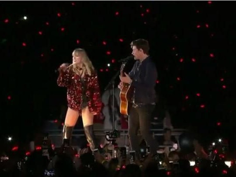 Deratan Penyanyi yang Hadir di Konser Reputation Taylor Swift Konser Taylor Swift bertajuk Reputation Tour 2018 akan segera berakhir. Selama konsernya, Swift mengajak beberapa penyanyi lain untuk tampil di atas panggung.