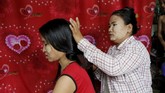 FOTO: Mengais Bisnis Secemerlang Mutiara 'Rambut Myanmar' Di Myanmar, rambut panjang bukan sekadar mahkota perempuan, tapi juga sumber pendapatan ekonomi.