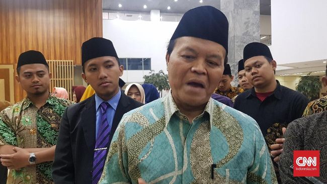 Petinggi PKS Hidayat Nur Wahid mencibir gelagat Tri Rismaharini yang rajin menemui pemulung dan pengemis di Jakarta sejak menjadi Mensos.