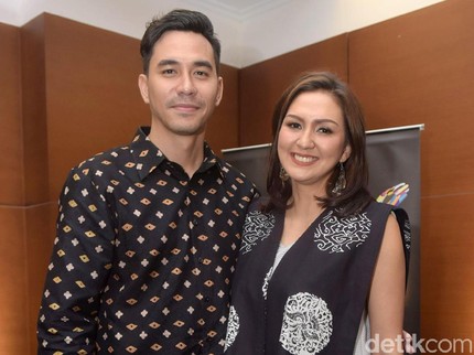 Romantisme Darius-Donna Agnesia, Tatap Mesra Saat Foto Keluarga