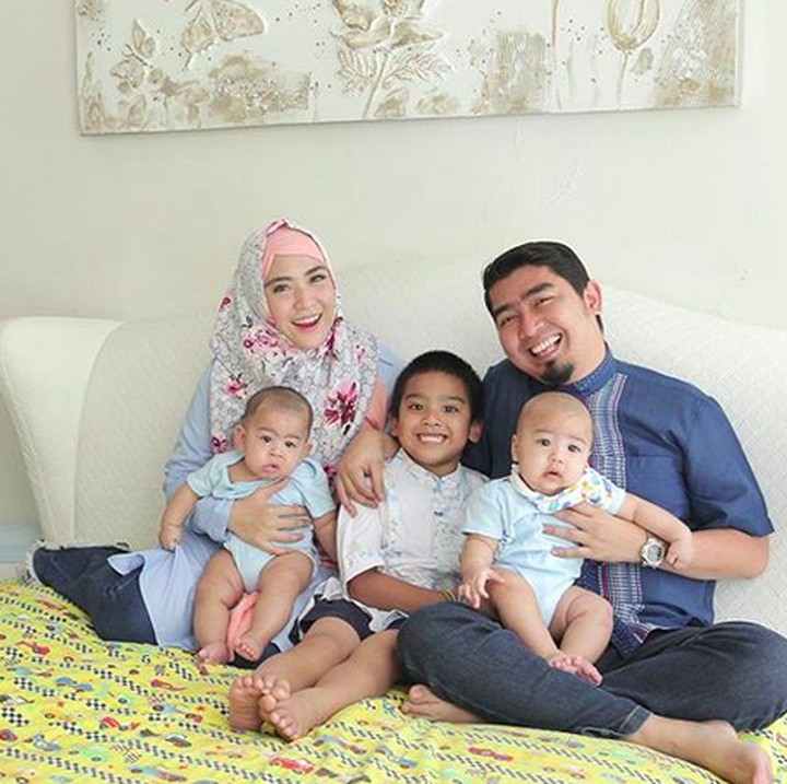 <p>Di saat mereka bersama. Si kembar bareng Bunda April Jasmine, Ayah<a href="https://hot.detik.com/celeb/4008184/punya-3-jagoan-ustad-solmed-masih-ingin-anak-perempuan" target="_blank"> Ustaz Solmed</a> dan kakak Sulthan Mahmoed Qusyairi. (Foto: Instagram: @apriljasmine85)<br /><br /></p>