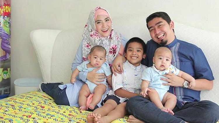 Urusan Mengasuh Anak, Ustaz Solmed Jadi Ayah Serba Bisa Selain mengajari ilmu agama, Ustaz Solmed juga membantu mengurus anak mulai dari memandikan, menyuapi makan sampai mengajak sikat gigi.