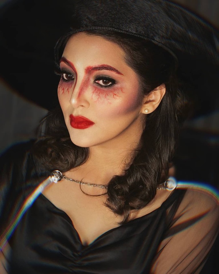 Deretan Kostum Halloween ala Seleb Indonesia Halloween biasa dirayakan tanggal 31 Oktober setiap tahunnya. Seolah tak ingin kehilangan euforianya, yuk intip deretan kostum Halloween lima seleb Indonesia.