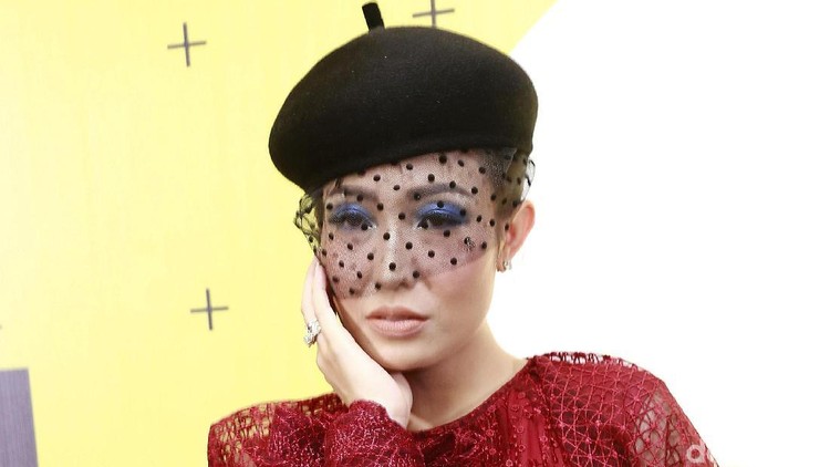 Ayu Dewi merasa kehilangan setelah kepergian ibunda tercinta untuk selamanya. Berat ya Bun, tapi Ayu Dewi berusaha tetap tegar.
