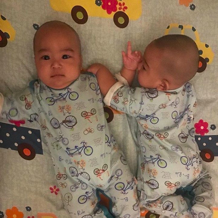 <p>Perkenalkan ini anak kembar April Jasmine dan Ustaz Solmed. Namanya Aqil Mahmoed Sibawaih dan Mahier Mahmoed Syairoziy. (Foto: Instagram: @apriljasmine85)<br /><br /></p>