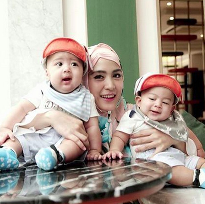 <p>Memiliki anak kembar seperti April ini tentu sangat menggembirakan ya. (Foto: Instagram @apriljasmine85)</p>