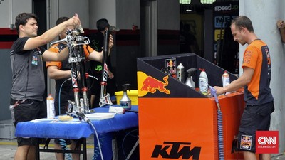 Banyak kru tim MotoGP hingga Moto3 dan jurnalis yang ketinggalan pesawat ke India karena masalah visa jelang MotoGP India 2023.