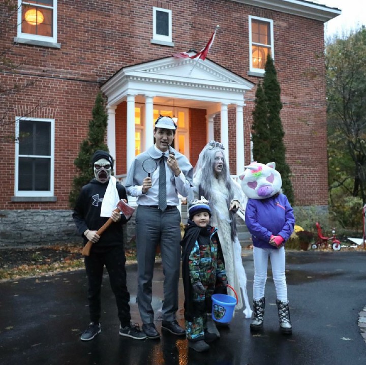 <p>Perdana Menteri Kanada, Justin Trudeau bersama keluarga juga merayakan Halloween. Totalitas tiada tara deh pokoknya, he-he-he. (Foto: Instagram/justinpjtrudeau)</p>