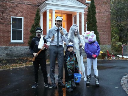 8 Foto Keseruan Keluarga Rayakan Halloween, Mana Favorit Bunda?