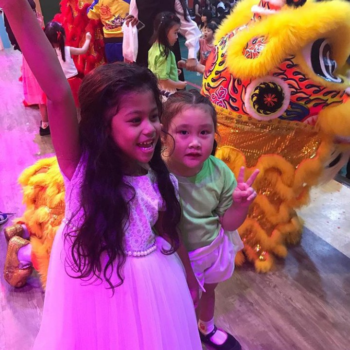 <p>Si kakak pertama, Jemima bersama Eleeya happy banget nih lihat Barongsai. (Foto: Instagram @jelley.sc)</p>