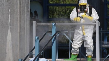 Pengantin Wanita Positif Corona, Pasangan Ini Nikah Pakai Baju Hazmat