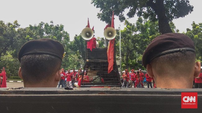 Ratusan buruh yang tergabung dalam FSP LEM SPSI melakukan aksi demonstrasi di depan Balai Kota DKI, menuntut kenaikan upah minimun provinsi (UMP) Jakarta.