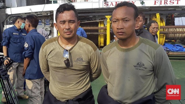 Dua prajurit Taifib TNI AL mesti berjuang melawan arus laut dan gundukan lumpur saat mencari kotak hitam pesawat Lion Air JT-610 yang jatuh di Tanjung Karawang.