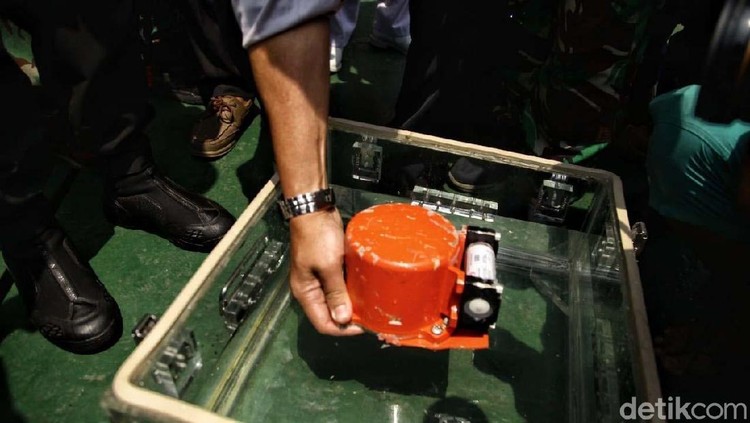 Si kecil bertanya apa sebenarnya black box dalam pesawat? Berikut ini 5 fakta seputar black box yang bisa Bunda jelaskan pada anak.