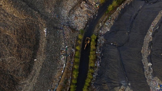 Presiden Jokowi meresmikan pengolahan sampah energi listrik (PSEL) pertama di TPA Benowo, Surabaya, pada Kamis (6/5).