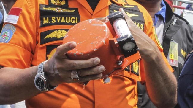 Black box memliki Underwater Locator Beacon (ULB) yang memancarkan sinyal ultrasonik minimal 30 hari dari kedalaman hingga 4.000 meter.