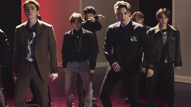 Kemesraan iKONIC Berbagi Takjil untuk Fan EXO di Jakarta