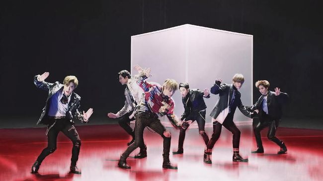 EXO kembali dan langsung memanjakan penggemar yang sudah lama menanti dengan album dan video musik baru, dilengkapi penampilan live dengan personel lengkap.