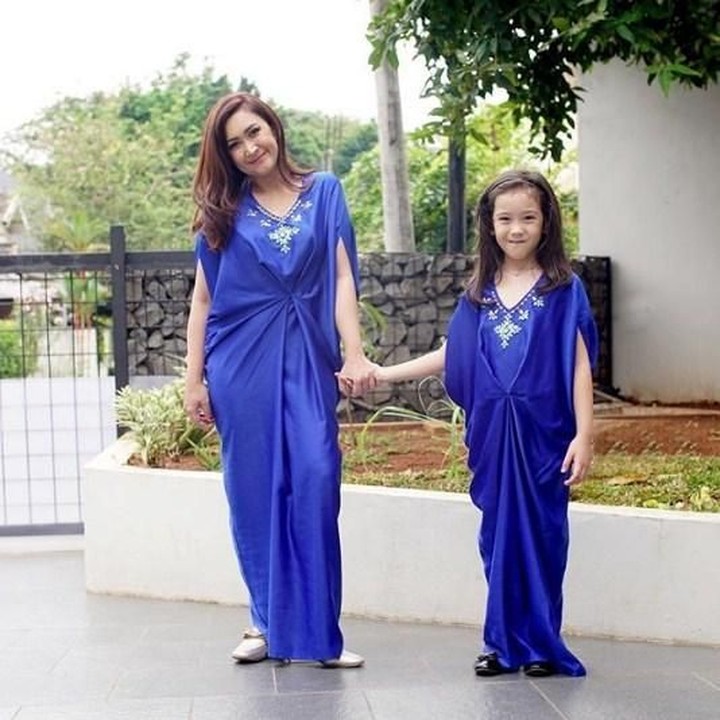 <p>Sama-sama pakai kaftan biru, semakin terlihat cantiknya Mikhaela yang turunan dari Bunda Nafa Urbach. (Foto: Instagram @nafaurbach)<br /><br /></p>