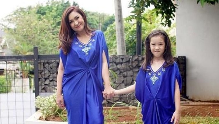 8 Potret Hot Mom Nafa Urbach dan Sang Putri