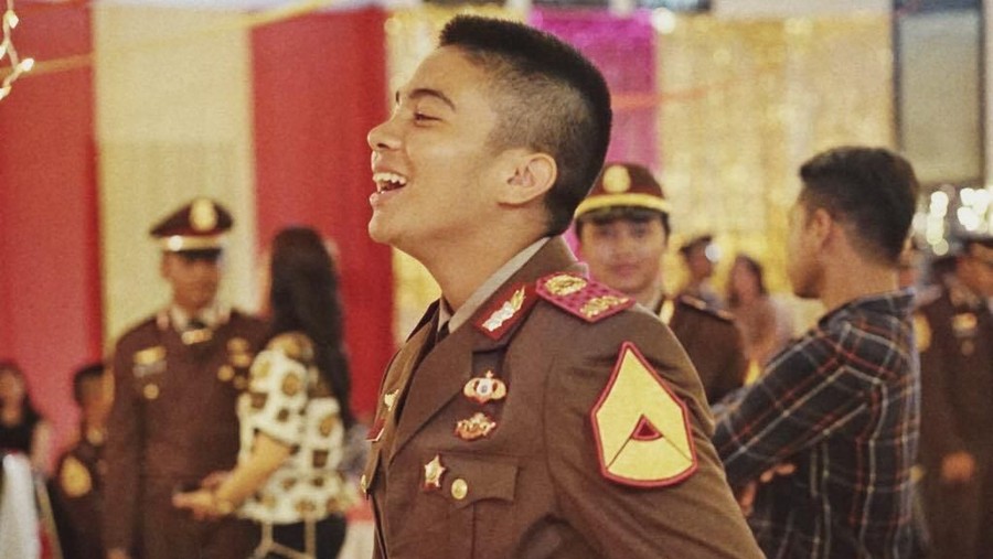 Melihat potret-potret Umay Shahab, sang mantan artis cilik saat memakai seragam polisi. 