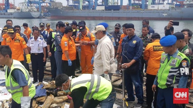 Tim SAR gabungan secara resmi menyerahkan seluruh barang temuan selama lima hari pencarian Pesawat Lion Air JT-610 ke KNKT.
