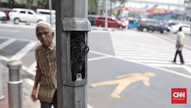 Tombol pelican crossing di penyeberangan dekat Halte TransJakarta Bank Indonesia tak lagi ada di tempatnya usai diresmikan Gubernur DKI Anies Baswedan.