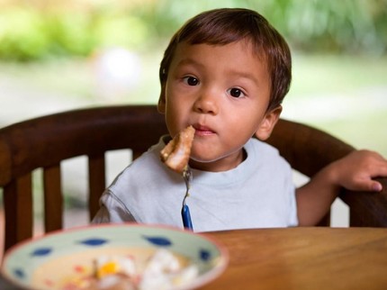 Trik agar Anak Mau Makan Ikan