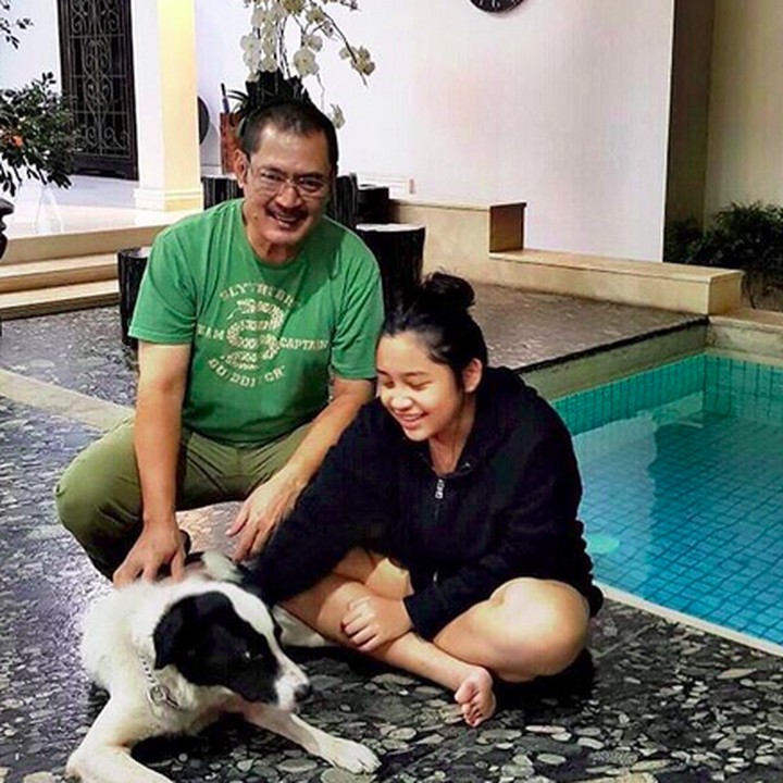 <p>Khirani lagi bermain dengan Ayah Bambang dan anjing kesayangannya. (Foto: Instagram @mayangsaritrihatmodjoreal)<br /><br /></p>