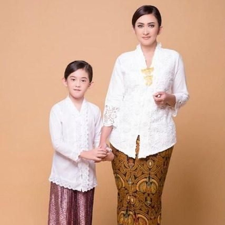 <p>Dengan kebaya putih ini, Mikhaela terlihat mirip dengan Bunda Nafa ya. (Foto: Instagram @nafaurbach)</p>
