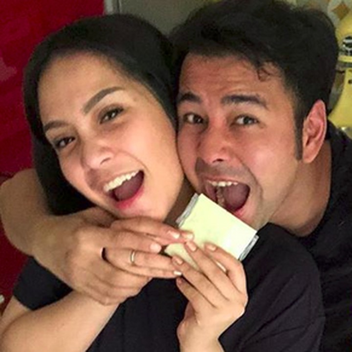 <p> Nyemil-nyemil sehat seperti keju berdua. Nyemilnya sambil wefie, mesranya! (Foto: Instagram @raffinagita1717)<br /><br /></p>
