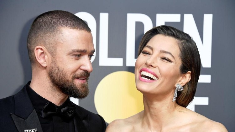 Justin Timberlake diduga selingkuh setelah tertangkap kamera berduaan dengan seorang wanita.