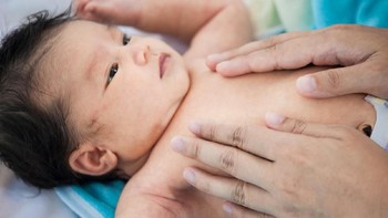 3 Teknik Pijat Bayi untuk Redakan Bapil, Mulai dari Dada hingga Wajah
