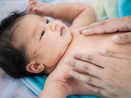 3 Teknik Pijat Bayi untuk Redakan Bapil, Mulai dari Dada hingga Wajah