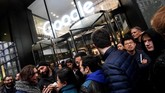 FOTO: Walkout Pegawai Google Tuntut Keadilan pada Perusahaan Karyawan Google beramai-ramai melakukan aksi walkout sebagai bentuk protes terhadap perusahaan yang tersandung kasus pelecehan seksual.