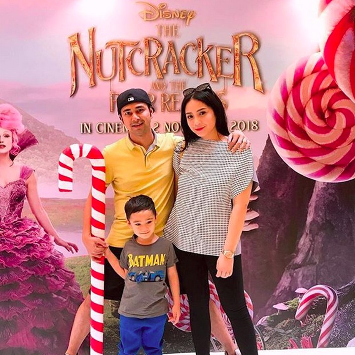 <p>Jalan-jalan dulu bareng anak mereka,<a href="https://hot.detik.com/celeb/d-4245811/cara-unik-raffi-ahmad-kenalkan-presiden-pada-rafathar" target="_blank"> Rafathar</a>. (Foto: Instagram @raffinagita1717)<br /><br /></p>