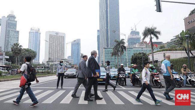 Dalam hal menyediakan fasilitas bagi pejalan kaki dan kaum difabel, Jakarta bisa dibilang jauh dari julukan modern.