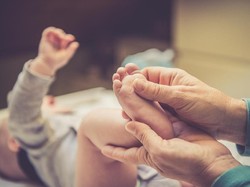 Cara Pijat Tangan hingga Punggung Bayi yang Benar ala Kemenkes