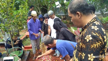 img-title Lama Tak Jumpa, Anak Sulung George Taka Hadiri Pemakaman