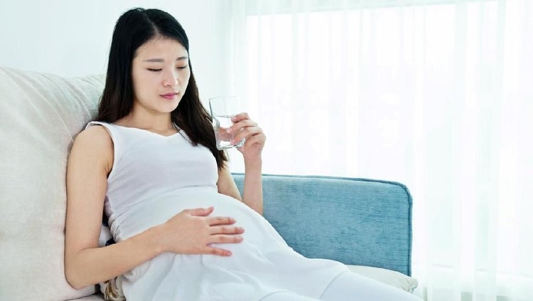 ilustrasi ibu hamil minum air putih ilustrasi ibu hamil minum air putih