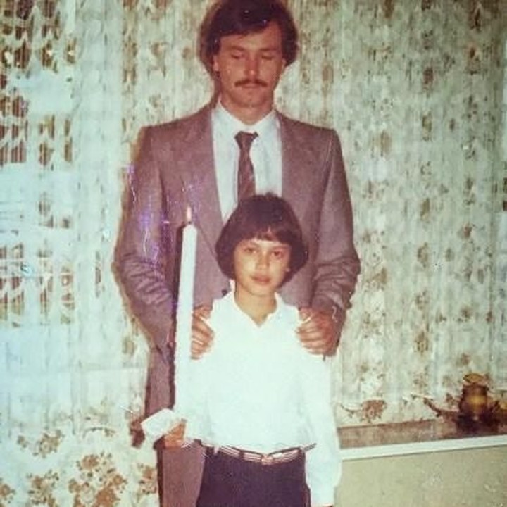 <p>Wah lilinnya panjang sekali, hati-hati pegangnya ya Sophia. (Foto: Instagram @sophia_latjuba88)</p>