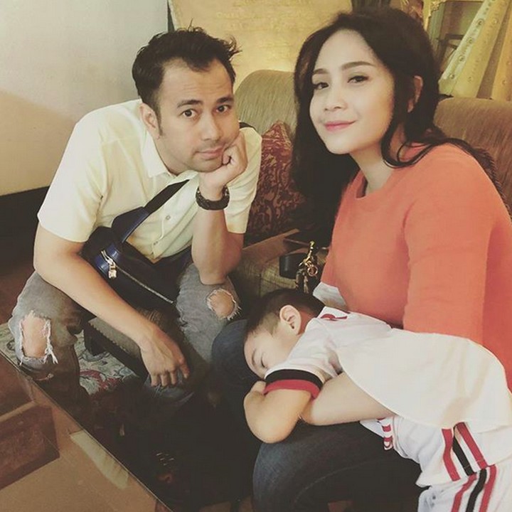<p>Mengantuk aja mereka romantis ya Bun. (Foto: Instagram @raffinagita1717)<br /><br /></p>