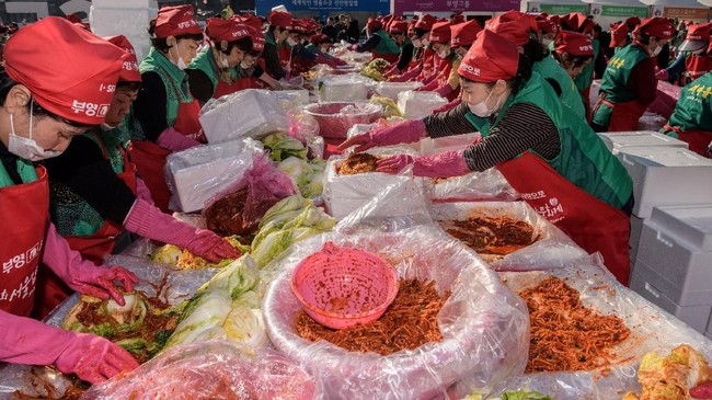 Lebih dari 1.000 orang di Korea Selatan mengalami keracunan, diduga usai mengonsumsi kimchi yang terkontaminasi norovirus.