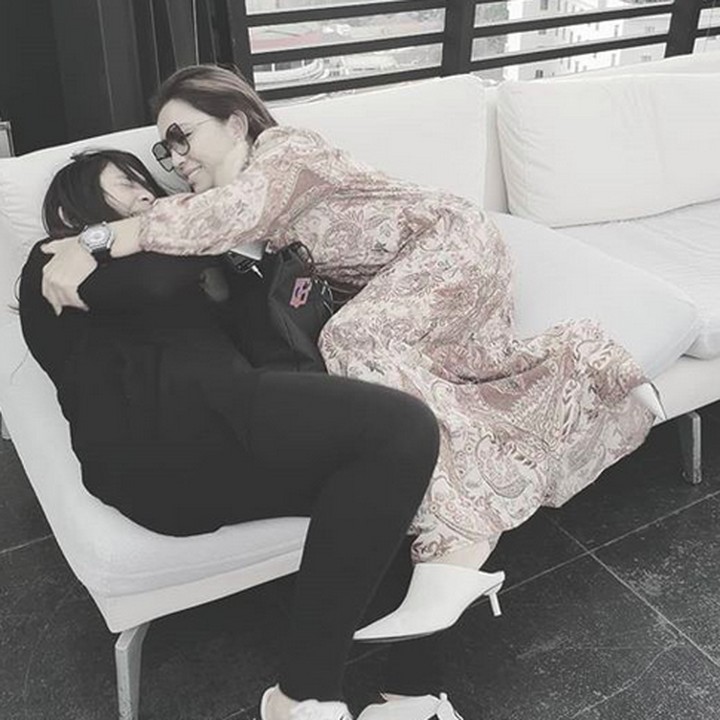 <p>Kata Mayang, Khirani yang beranjak remaja sudah susah banget dicium. He-he-he. (Foto: Instagram @mayangsaritrihatmodjoreal)</p>