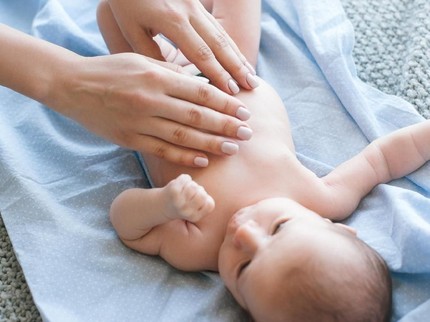 Teknik pijat yang Mudah Dipraktikkan untuk Mengatasi Bayi Kolik