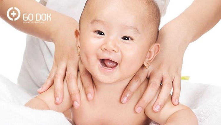 Bunda ingin memijat si kecil di rumah? Boleh banget, Bun. Ikuti tips memijat bayi dengan tepat berikut ini ya, Bun.