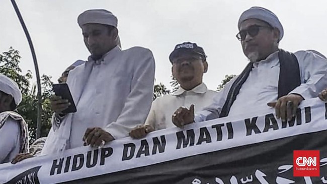 Dalam orasinya, mantan jubir HTI Ismail Yusanto menegaskan bahwa HTI tak punya bendera seperti yang disebut selama ini.