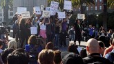 FOTO: Walkout Pegawai Google Tuntut Keadilan pada Perusahaan Karyawan Google beramai-ramai melakukan aksi walkout sebagai bentuk protes terhadap perusahaan yang tersandung kasus pelecehan seksual.
